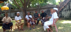 Ratusan Warga Hadiri Piodalan Ageng, Babinsa Pastikan Upacara Berjalan Aman