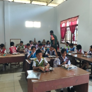 Babinsa Koramil Loli Lakukan Monitoring Program Makan Bergizi Gratis di SD Tunas Daud Jaya