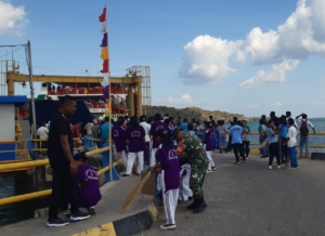 Babinsa Bersama SMAN 1 Pantai Baru Karya Bakti Pembersihan Sampah di  Kawasan Pelabuhan ASDP