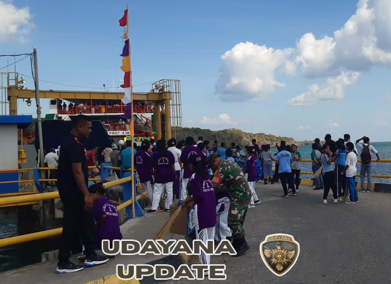 Babinsa Bersama SMAN 1 Pantai Baru Karya Bakti Pembersihan Sampah di  Kawasan Pelabuhan ASDP