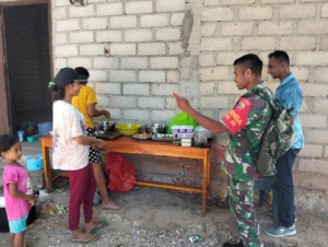 Babinsa Dampingi Pemberian Makanan Tambahan untuk Pemulihan Stunting 