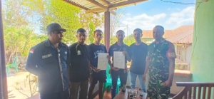 Babinsa Koramil 01/Ba’a Bersama Aparat Pemerintah Desa Mediasi Penyelesaian Masalah Warga