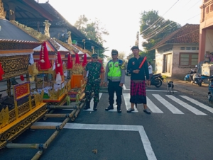 Dua Babinsa Diterjunkan Danramil Banjarangkan Kawal Upacara Pengabenan