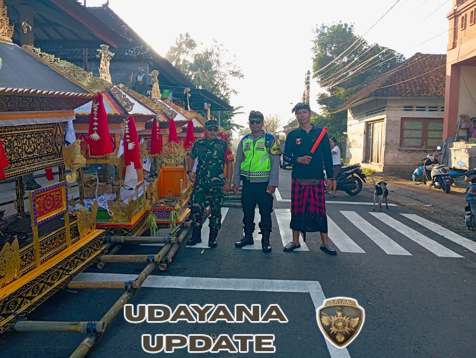 Dua Babinsa Diterjunkan Danramil Banjarangkan Kawal Upacara Pengabenan