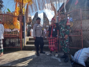 TNI Hadir di Tengah Masyarakat, Danramil Busungbiu Ikuti Upacara Keagamaan di Pura Puseh