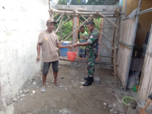 Serda Yanuarius Lau Turun Langsung Bantu Bangun Rumah Warga di Biboki Anleu