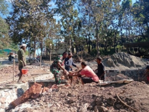 Babinsa Koramil 1618-01/Miotim Aktif Dalam Pembangunan Rumah Masyarakat Binaan