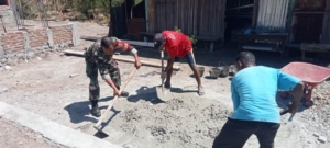 Babinsa dan Warga Bersatu dalam Gotong Royong Pembangunan Rumah di TTU