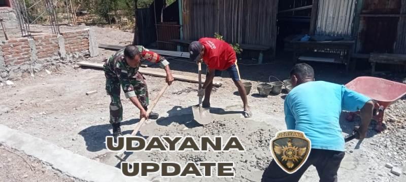 Babinsa dan Warga Bersatu dalam Gotong Royong Pembangunan Rumah di TTU