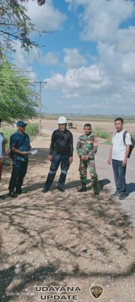 Babinsa Rote Timur Dampingi Pembersihan Lokasi Tambak Garam