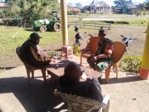 Wujudkan Kemanunggalan TNI-Rakyat, Babinsa Koramil 1602-03 Pantau Desa Binaan