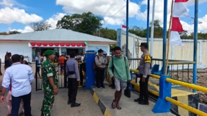 Babinsa Pantai Baru Amankan Aktivitas Bongkar Muat KMP. INERIE II di Rote Ndao