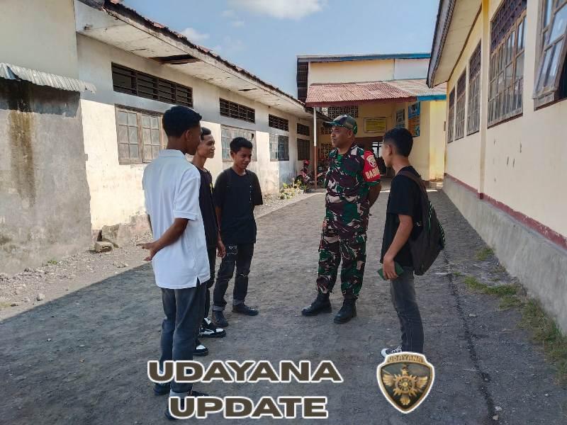 Jaga Kamtibmas, Babinsa Koramil 1602-01/Ende Gelar Komsos di Sekolah SMPK Christoregi