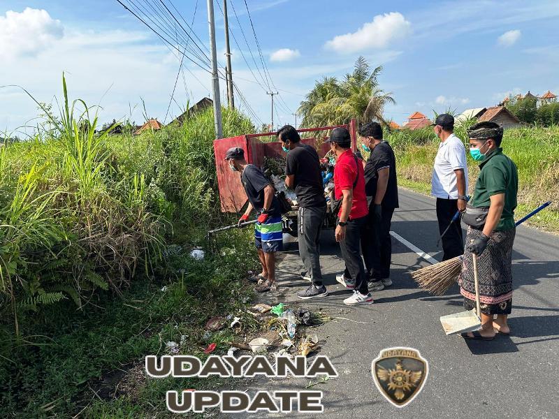 Wujudkan Desa Bersih, Babinsa Bona Gotong Royong Bersama Warga Banjar Bona Kelod