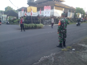 Babinsa Bersama Aparat Desa Sulahan Sukseskan Jalan Santai Berhadiah HUT Kemerdekaan RI ke-80