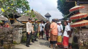 Sinergi TNI dengan Masyarakat, Babinsa Kubu Koramil 01/Bangli Kawal Upacara Rsigana di Penglipuran