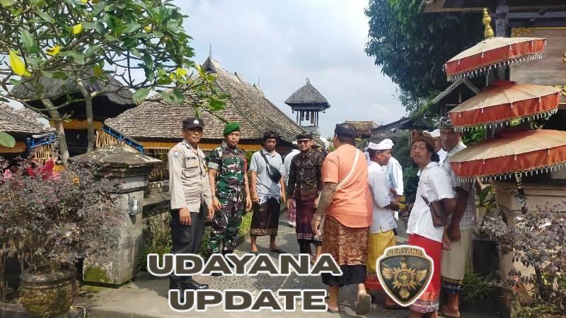 Sinergi TNI dengan Masyarakat, Babinsa Kubu Koramil 01/Bangli Kawal Upacara Rsigana di Penglipuran