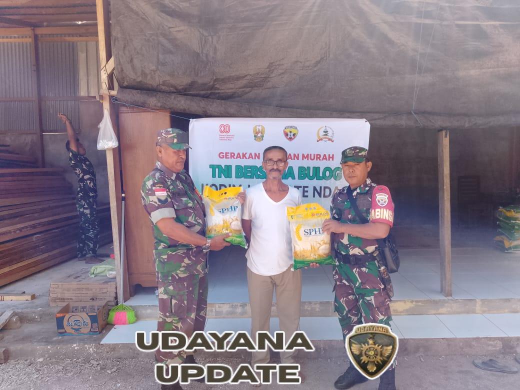 Babinsa Rote Ndao Gelar Penjualan Beras SPHP untuk Stabilkan Harga Pangan