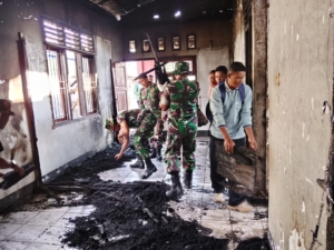 Koramil Hu’u Gelar Karya Bhakti dan Gotong Royong Bersihkan Poskesdes Lune