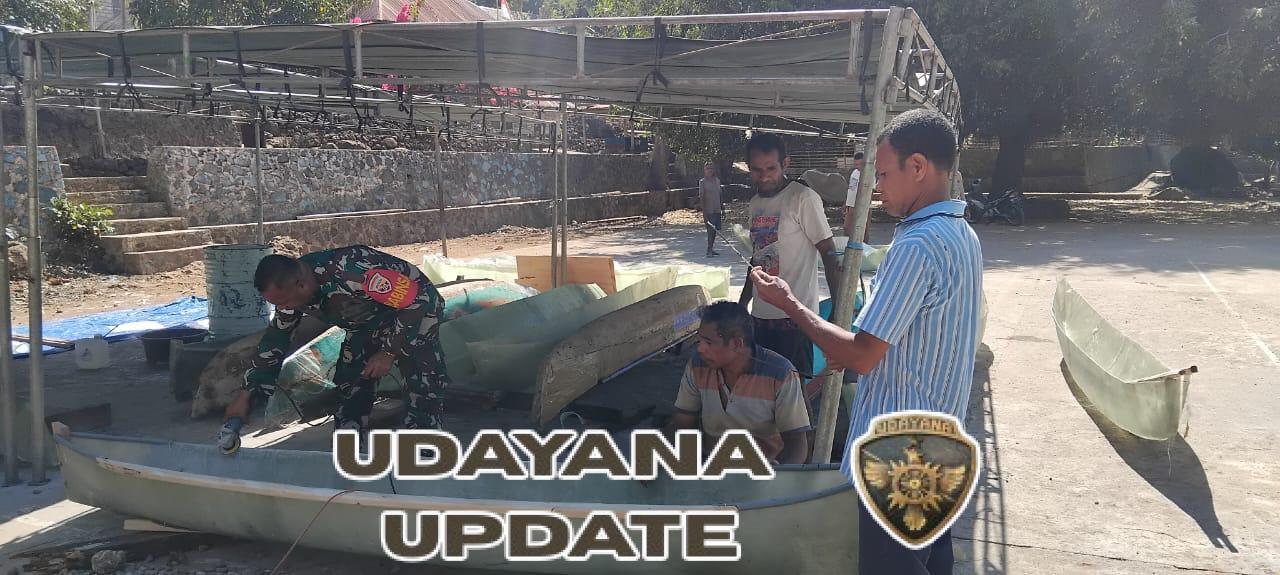 Babinsa Pulau Pura Dampingi Aparat Desa Latih Nelayan Buat Perahu Fiber