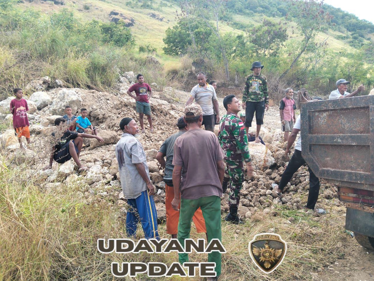 Kebersamaan Babinsa Nule dan Masyarakat Terlihat di Gotong Royong Bangun Pagar