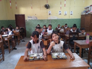 Kegiatan Makan Bergizi di Seririt Berjalan Tertib, Dukung Kesehatan Siswa