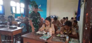 Babinsa Pelda Dewa Ketut Karnadi Pastikan Program SPPG di Lodtunduh Berjalan Lancar