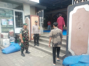 Wujud Kepedulian TNI, Babinsa Bedulu Dampingi Jamaah Saat Sholat Jumatan