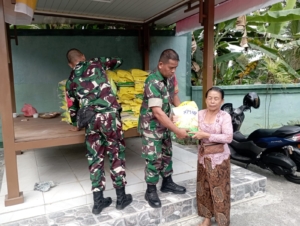 Bersinergi dengan Bulog, Koramil Tampaksiring Salurkan 600 Paket Beras Harga Terjangkau