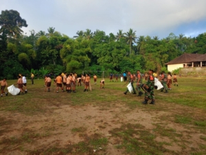Koramil 1623-02/Abang bersama instansi terkait laksanakan gotong royong dalam rangka Jumat bersih.