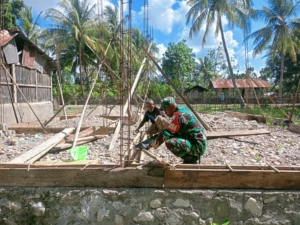 Bantu Bangun Rumah, Wujud Kepedulian Babinsa Terhadap Warga Binaan