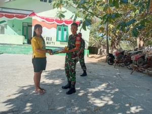 Babinsa Rote Ndao Gelar Penjualan Beras SPHP dalam Gerakan Pangan Murah