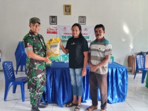 Babinsa Rote Barat Laut Gelar Penjualan Beras SPHP Lewat Gerakan Pangan Murah