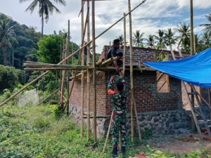 Gotong Royong Babinsa dan Warga Sagu Pererat Kebersamaan