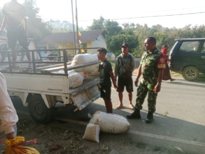 TNI Dekat dengan Rakyat: Babinsa 1602-01/Ende Laksanakan Komsos di Pasar Tradisional