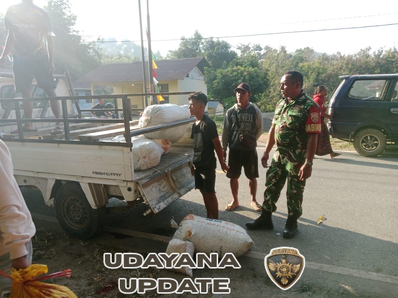 TNI Dekat dengan Rakyat: Babinsa 1602-01/Ende Laksanakan Komsos di Pasar Tradisional