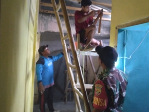 Babinsa Kodim 1628/Sumbawa Barat Aktif Dampingi Warga Lewat Komsos dan Renovasi Rumah Dinas