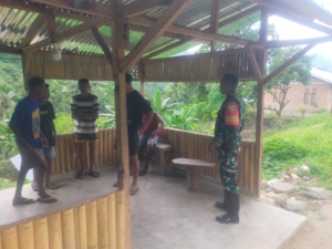 Komsos Humanis Babinsa di Desa Wonda, TNI Dekat dengan Rakyat