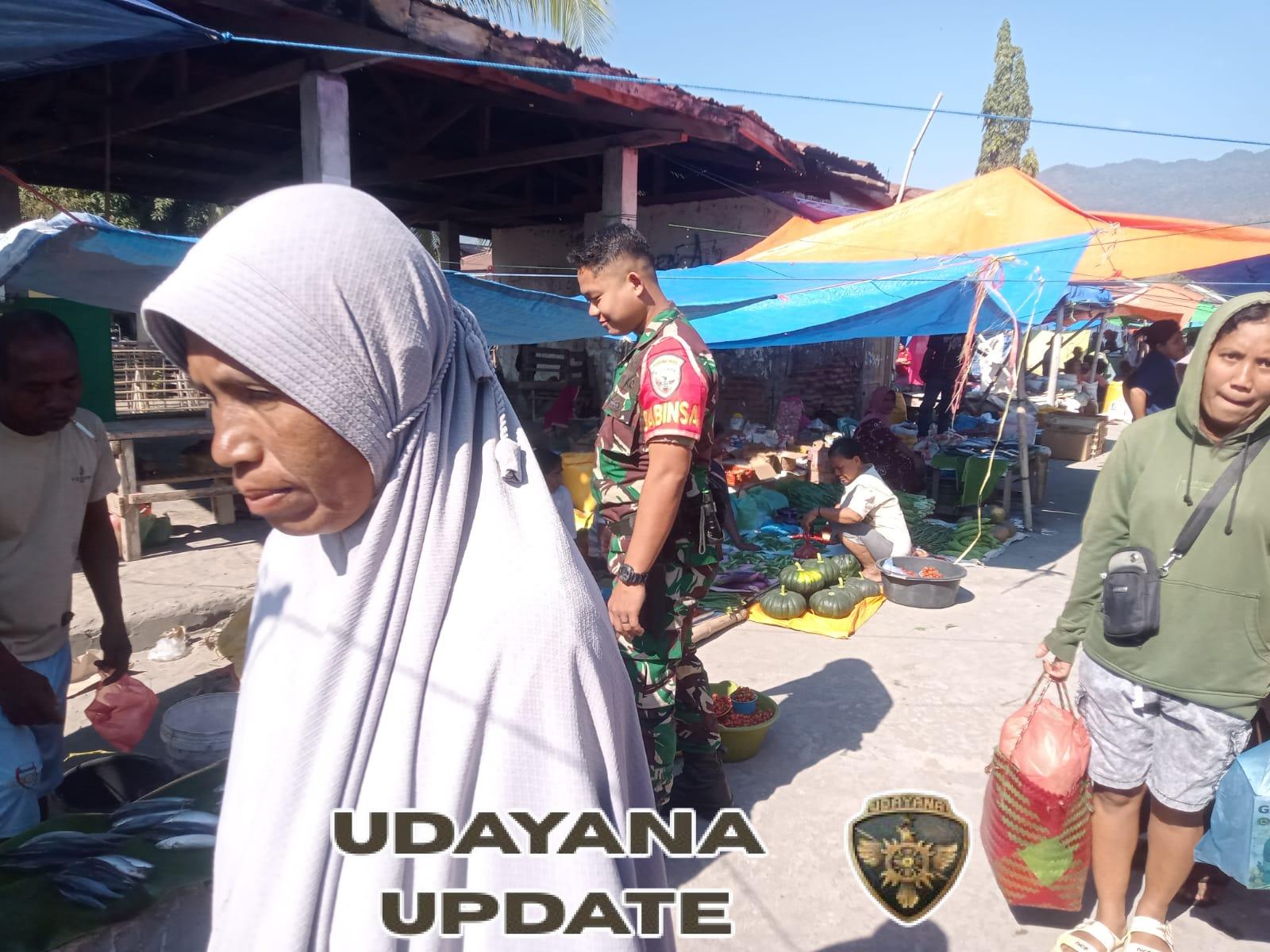 Warga Sambut Antusias Kehadiran Babinsa di Pasar Minggu Maurole
