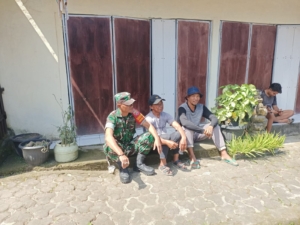 Tingkatkan Sinergi, Babinsa Abuan Koramil 1626-02/Susut Adakan Komsos dengan Warga