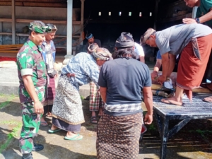 Babinsa Koramil 04/Kintamani Bersama Warga Amankan Jalannya Upacara Adat di Pura Dalem Binyan