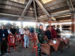 Babinsa Petak Hadiri Penutupan KKN PPM Universitas Udayana di Desa Petak