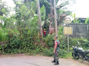 Babinsa Kelusa Atur Lalin Saat PLN Perbaiki Tiang Listrik Miring di Triwangsa