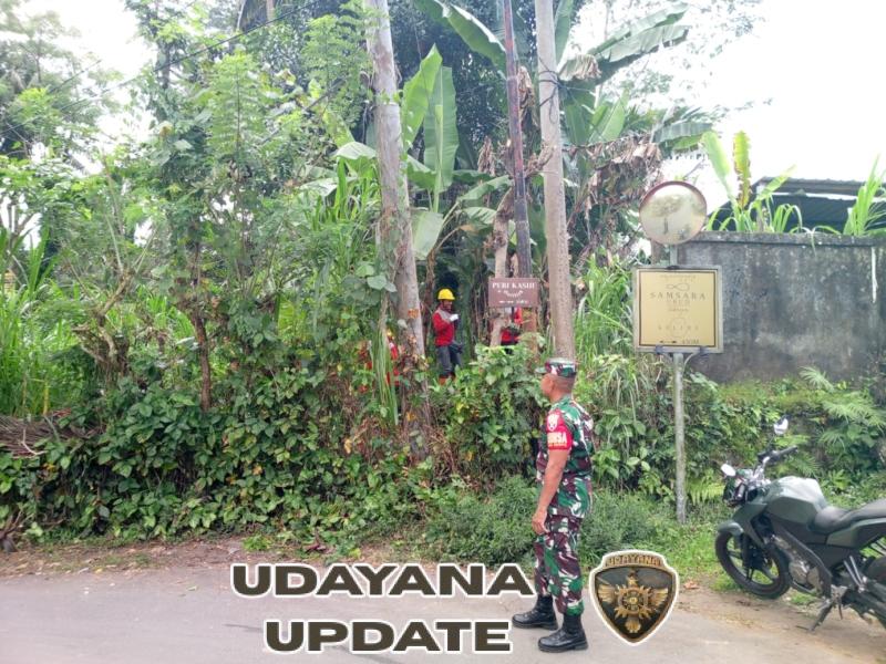 Babinsa Kelusa Atur Lalin Saat PLN Perbaiki Tiang Listrik Miring di Triwangsa