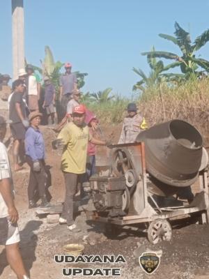 Bhabinkamtibmas Desa Lumbung Jalin Kemitraan Gabung Laksanakan Gotong Royong Dalka Pembangunan Balai Banjar Delod Sema