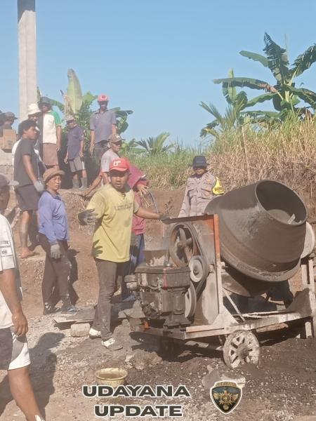 Bhabinkamtibmas Desa Lumbung Jalin Kemitraan Gabung Laksanakan Gotong Royong Dalka Pembangunan Balai Banjar Delod Sema