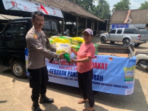 Polsek Marga Salurkan Pangan Beras SPHP Murah Untuk Warga Masyarakat
