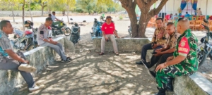 Melalui Komsos, Babinsa Ingatkan Warga Humusu Wini Waspadai Tawuran dan Miras