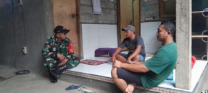 Komsos Babinsa Desa Joanyar Wujudkan Kebersamaan dengan Warga di Banjar Dinas Kajanan