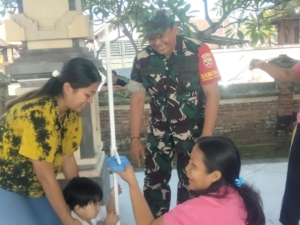Posyandu Balita, Babinsa Semarapura Kaja Sampaikan Sarana Penting Cegah Stunting